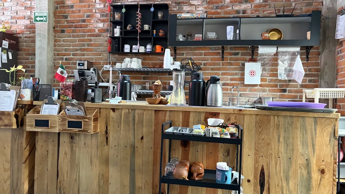 La barra de ladrillo y madera del local, con la cafetera y los jarritos